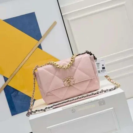 First Copy Bags in Dubai for Seasonal Trends